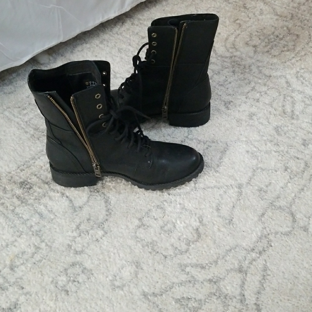 Ladies black leather timberland boots .